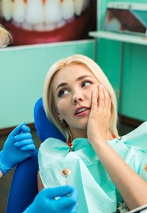 patient with dental emergency visiting dentist 